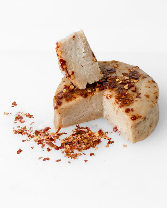 formaggio vegano aglio olio e peperoncino